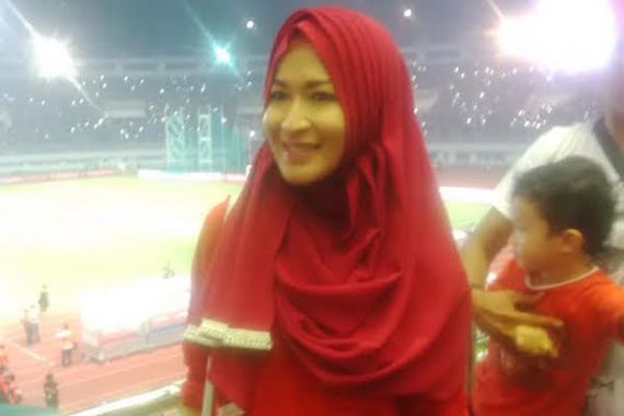 Oky Agustina Bahagia Suaminya Cetak Gol Penentu Kemenangan Persija - JPNN.COM