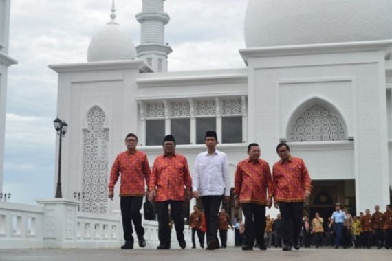 Masjid Megah Seperti Melayang di Atas Air, Diresmikan Jokowi - JPNN.COM