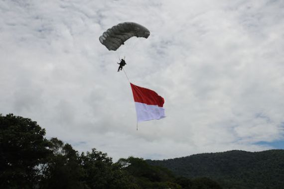 Pembawa Merah Putih Happy Landing Di Depan Panggung Utama - JPNN.COM
