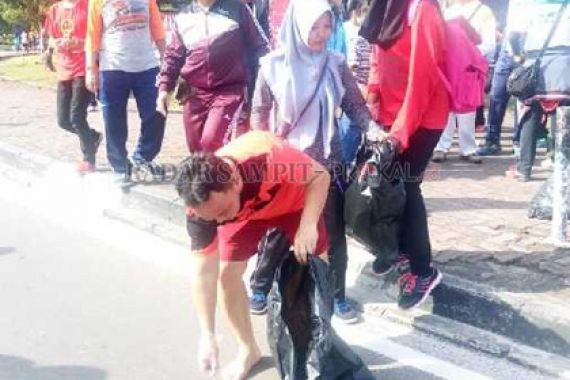 Heboh! Eks Suami Ussy Sulistiawaty Punguti Sampah Tanpa Alas Kaki - JPNN.COM