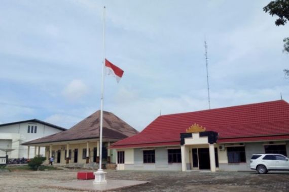Pemkab Mesuji Kibarkan Bendera Setengah Tiang Tanda Berkabung - JPNN.COM
