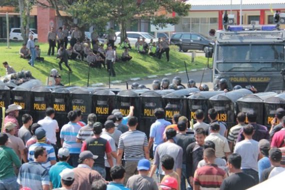Massa Pendukung Mukidi Mengamuk, Beringas! - JPNN.COM