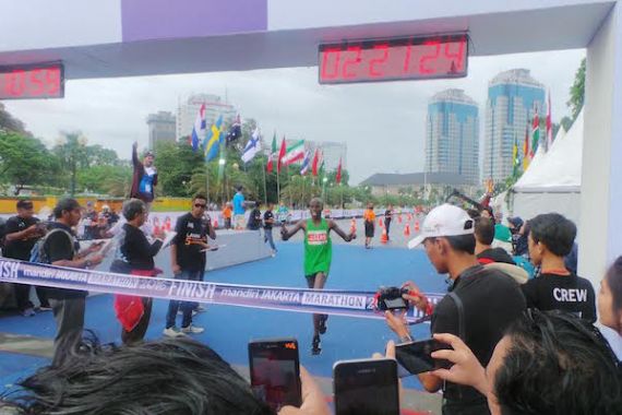 Oalah... Usai Terima Hadiah, Juara Jakarta Marathon Malah Bilang Begini - JPNN.COM