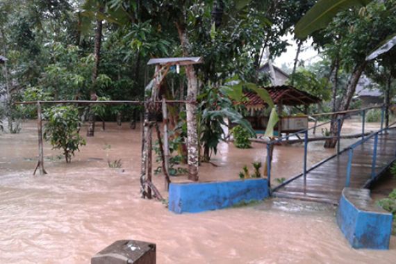 Banjir Terjang Lebak, Longsor pun Menyusul - JPNN.COM