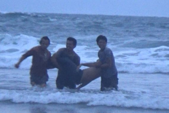 Dua Pemuda Ini Liburan ke Pantai, Pulang ke Rumah sudah Innalillahi... - JPNN.COM