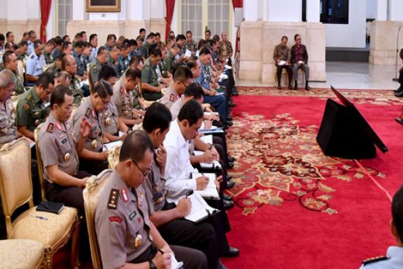 Jokowi Kumpulkan Pangdam dan Kapolda di Istana Negara - JPNN.COM
