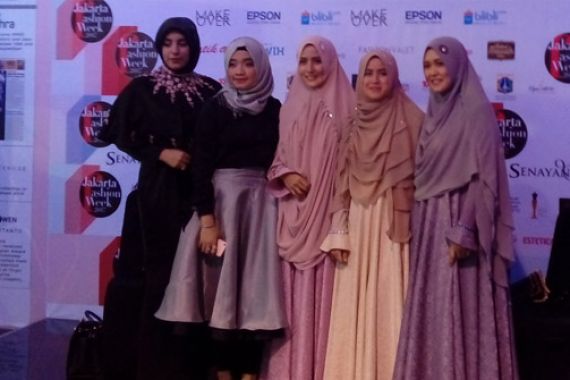 Ladies, Lihat Nih Koleksi Hijab Terbaru di JFW 2017 - JPNN.COM