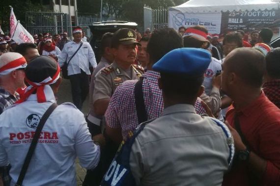 Panas! Massa Pro Ahok Dihadang Polisi - JPNN.COM