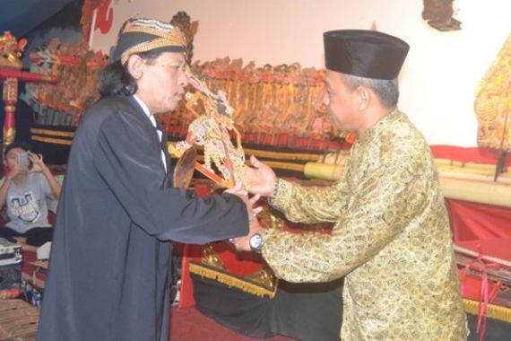 Bulan Sura, Seluruh Desa Gelar Wayang Kulit - JPNN.COM