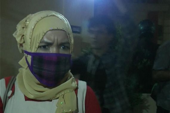 Istri Muda Dimas Kanjeng Pilih Tutupi Wajah dengan Masker - JPNN.COM
