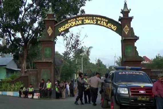 Ups! Petugas Kecamatan Ditolak Mentah-Mentah Pendukung Dimas Kanjeng - JPNN.COM