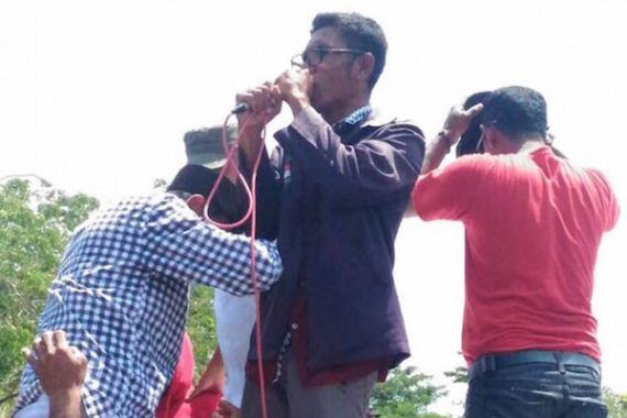 Pendukung Muttiara-Kabir Protes Keputusan KPUD - JPNN.COM