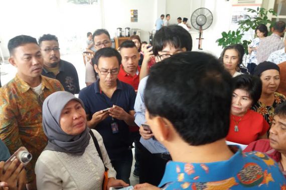 Mengharukan, Ahok Didatangi Seorang Wanita di Hari Terakhirnya Berkantor - JPNN.COM