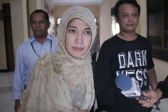 Dewi Aminah Menyusul Aa Gatot ke Jakarta - JPNN.COM