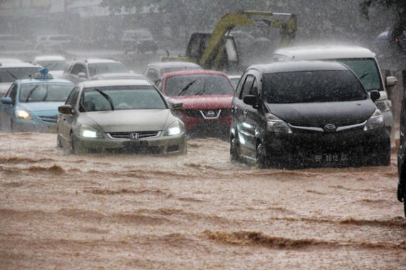 Hujan Sebentar, Kota Industri Ini Dikepung Banjir - JPNN.COM