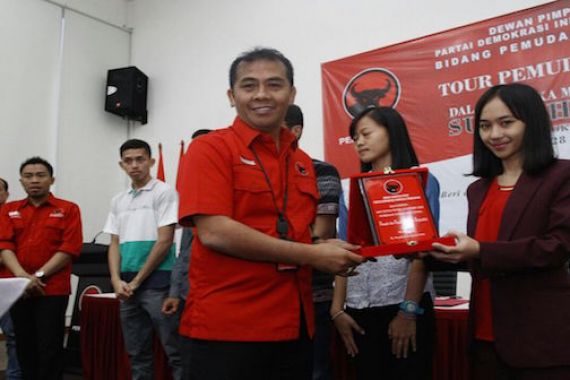 PDIP Beri Penghargaan kepada Atlet dan Pemuda Berprestasi - JPNN.COM