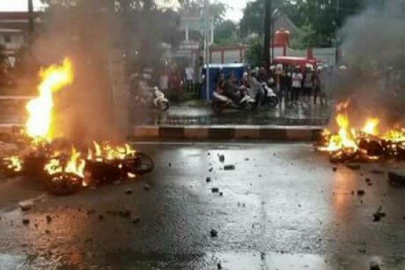 Enam Sepeda Motor Polisi Dibakar saat Demo Sumpah Pemuda - JPNN.COM