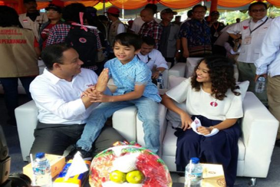 Indahnya...Anies Bawa Anak, Agus dan Ahok Didampingi Istri - JPNN.COM