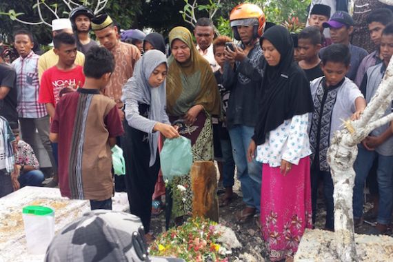 Tangis Pilu Mengiringi Prosesi Pemakaman Dua Siswa Korban Tenggelam - JPNN.COM