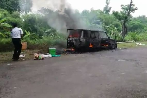 Duaaar!! Mobil Pengantar Wisudawan Tiba-Tiba Meledak - JPNN.COM