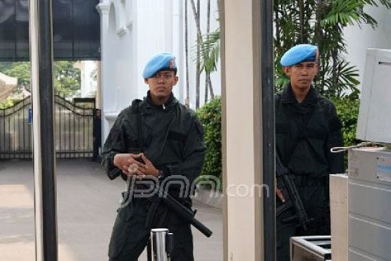 Puluhan Paspampres Bersenjata Lengkap Disebar di Luar Istana - JPNN.COM