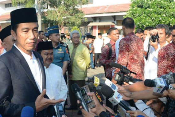 Ormas Serbu Depan Istana Merdeka, Jokowi Pilih Blusukan ke Bandara - JPNN.COM