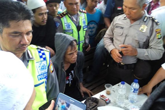 SIP! Diduga Provokator, Pria Ini Ditangkap Demonstran - JPNN.COM