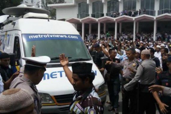 Oalah! Kru MetroTv Diusir Pendemo Ahok di Masjid Agung - JPNN.COM