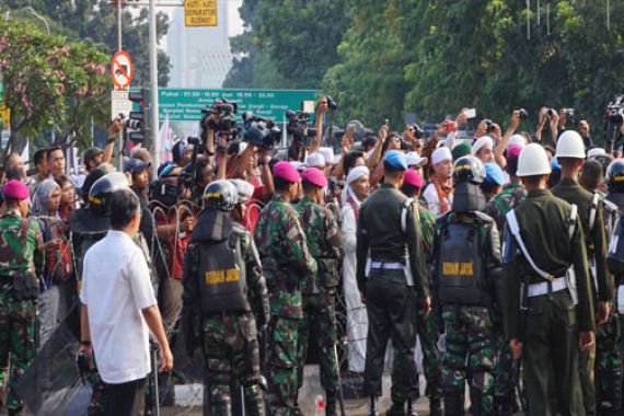 Jokowi Pilih Blusukan, Demonstran: Kami Tahu Bapak Sibuk, Tapi Sayangilah Rakyat.. - JPNN.COM