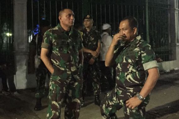 Cegah Kericuhan Susulan, Pangkostrad Pecah Kerumunan Massa - JPNN.COM