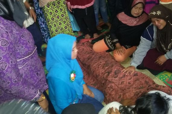 Usai Bantai Sahabat, Pelaku Gantung Diri di Pohon Aren Belakang Rumah - JPNN.COM