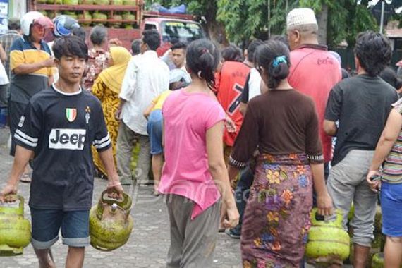 Gas Melon Langka, Operasi Pasar Diserbu Warga - JPNN.COM