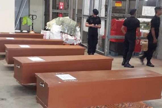 11 Jenazah Korban Kapal TKI Tenggelam Diserahkan ke Keluarga - JPNN.COM