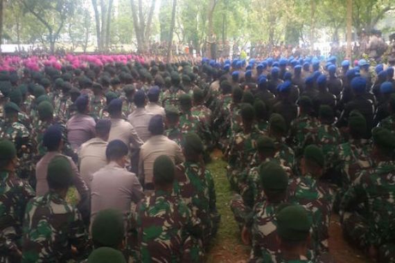 Dilempar Batu, Prajurit TNI dan Polri Tidak Terpancing - JPNN.COM