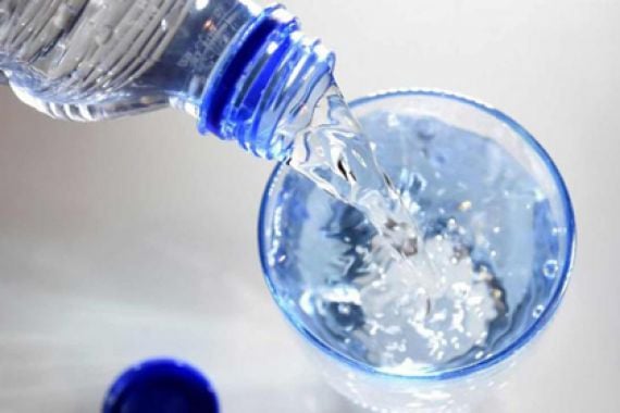 Hati-Hati, Bahaya Minum Air Putih Terlalu Banyak - JPNN.COM