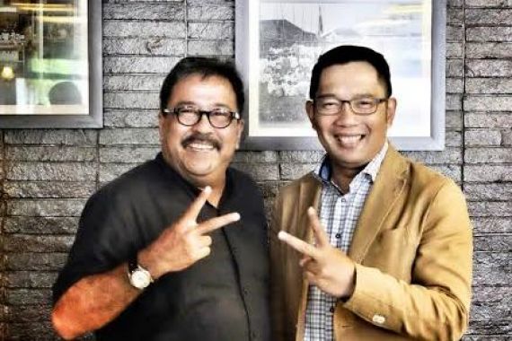 Foto Bareng Si Doel, Kang Emil Pasang Pose Salam Dua Jari - JPNN.COM