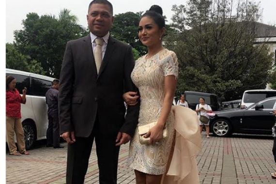 Liat Nih Outfit Kece Krisdayanti di Pernikahan Sandra Dewi - JPNN.COM