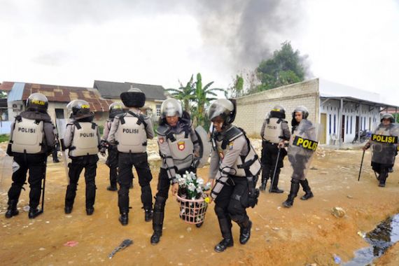 Ekseskusi Lahan Berujung Ricuh, Tim Dilempari Bom Molotov - JPNN.COM
