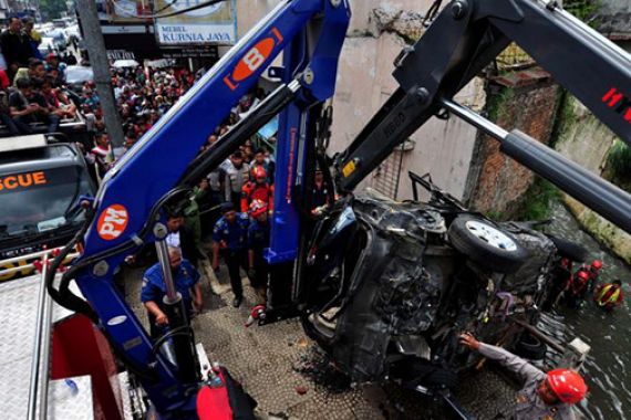 Bandung Banjir Lagi, Dua Mobil Hanyut - JPNN.COM