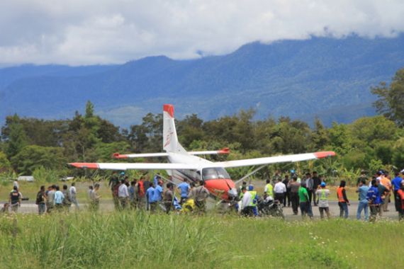 Roda Depan Patah, Terlepas, Pesawat pun Tergelincir - JPNN.COM