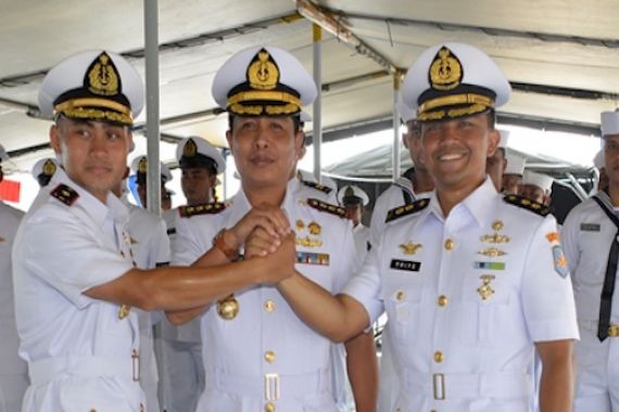 Komandan KRI Teluk Manado Diserahterimakan - JPNN.COM