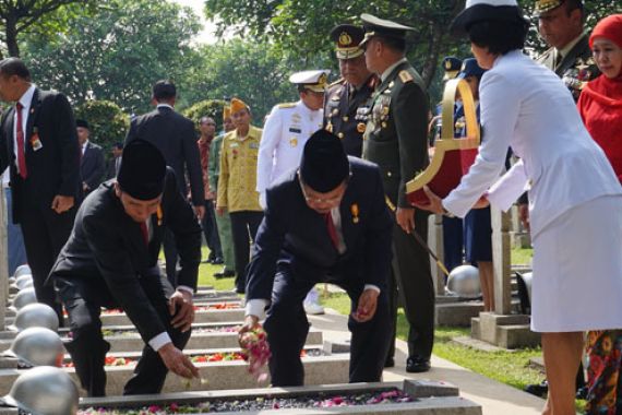 Jokowi Tabur Bunga di Makam Ainun Habibie dan Taufik Kiemas - JPNN.COM