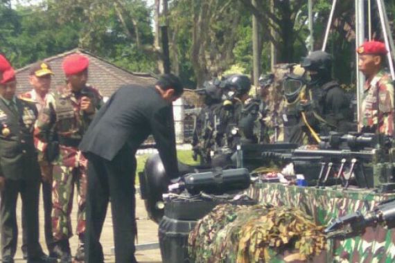 Ke Kopassus, Jokowi: Keadaan Darurat, Pasukan Cadangan yang Bisa Saya Gerakkan - JPNN.COM