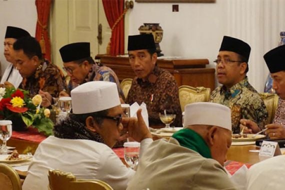 Lihat Nih..Pak Jokowi Ajak Para Ulama Makan Bareng di Istana - JPNN.COM