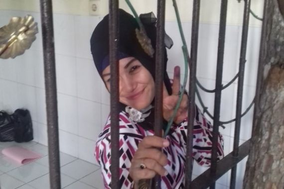 Dari Balik Sel Tahanan, Si Janda Cantik Ini Tetap Tebar Senyuman - JPNN.COM
