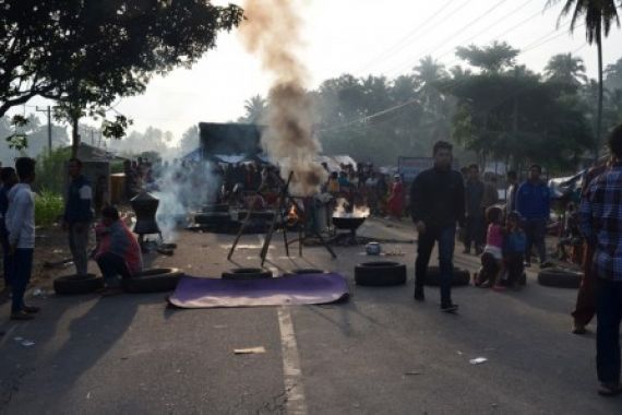 Buntut PAW Dua Anggota DPRD, Warga Blokir Jalan Lintas Sumatera - JPNN.COM