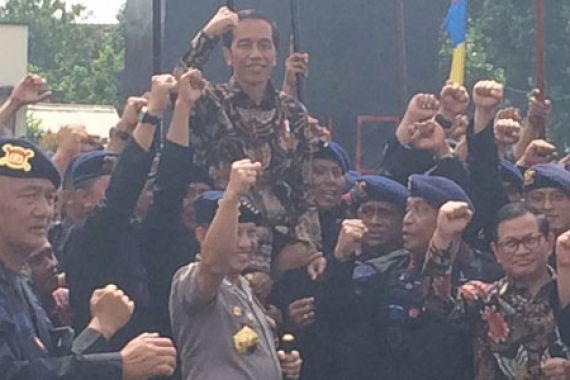 Wuihh! Lihat Nih, Jokowi Digendong Personel Brimob - JPNN.COM