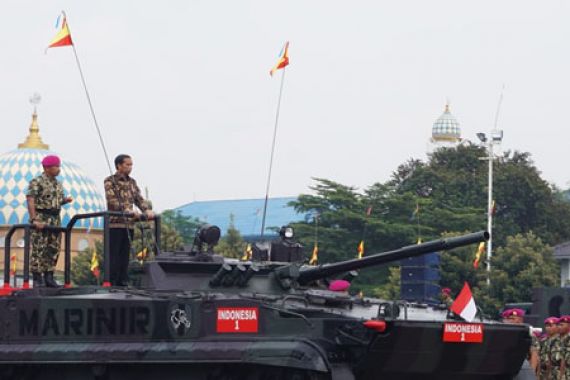 Jokowi Naik Tank Amfibi dan Digendong Belasan Prajurit, Salam Marinir! - JPNN.COM