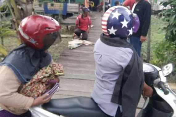 Tak Sanggup Bayar Ambulans, Ibu Bawa Jenazah Anaknya Dengan Motor - JPNN.COM