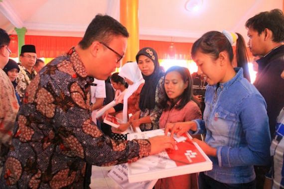 Warga Antusias Dalam Sosialisasi Kartu Kombo Perdana - JPNN.COM